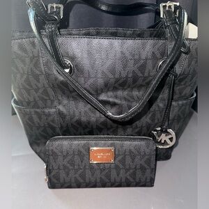 Michael Kors MK Signature Tote & Zip Wallet Set in Black